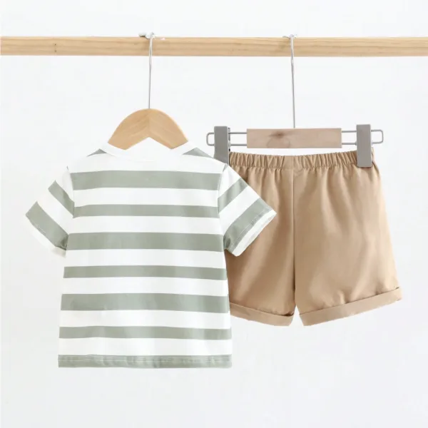 Conjunto de camiseta y shorts con diseño de oso